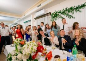 Biesiada przy stołach na weselu – jak ją zorganizować?