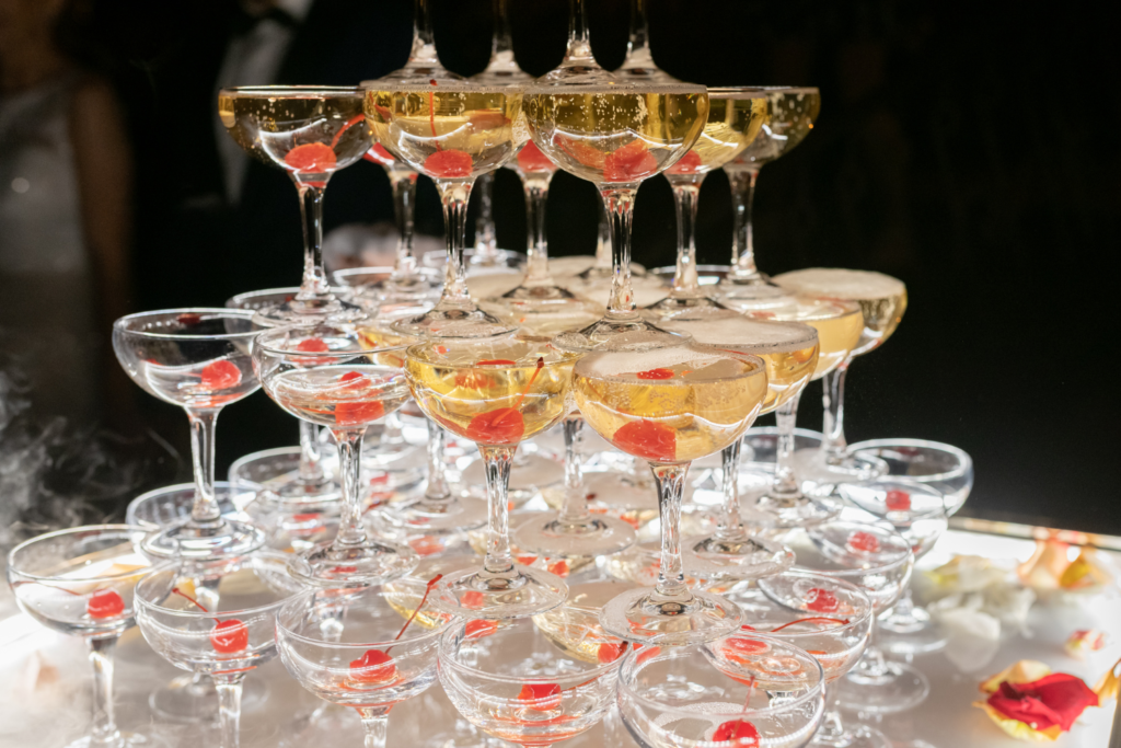 champagne tower na wesele
