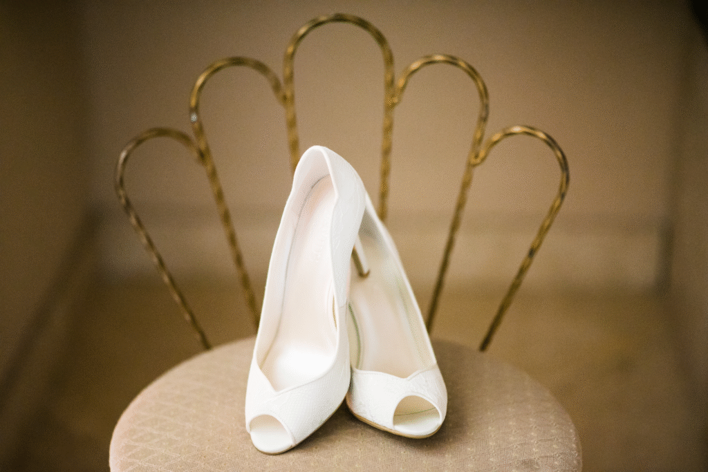 buty biała suknia