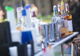 Samoobsługowy drink bar na weselu – jak przygotować?