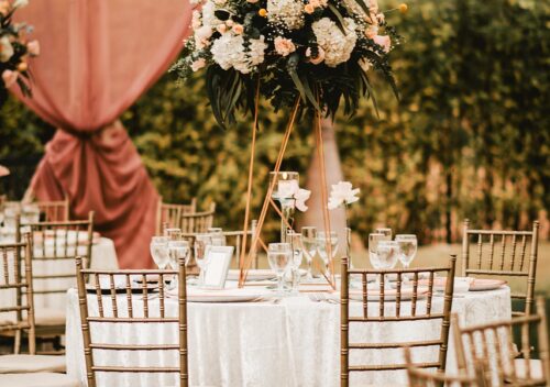 stolik w sali weselnej