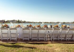 Przewodnik po weselu na Mazurach: jak zorganizować niezapomniane przyjęcie nad jeziorem